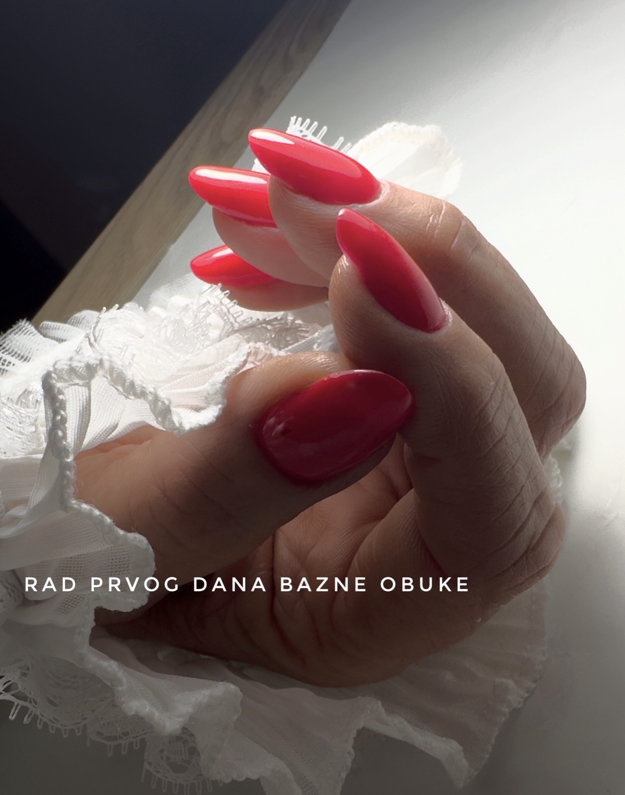Rad učenika - crveni nokti na perju